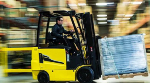 駕駛液壓叉車時要限制行車速度