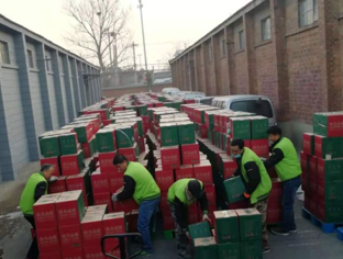 員工正在搬運貨物